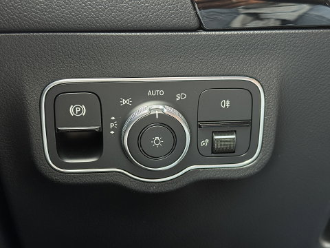 Mercedes-Benz GLA 200 Business Solution AMG | Origineel Nederlands | 1e Eigenaar | Panoramadak | Elektrische Trekhaak | Multibeam Led | Camera | Memory Seats | Stoelverwarming |