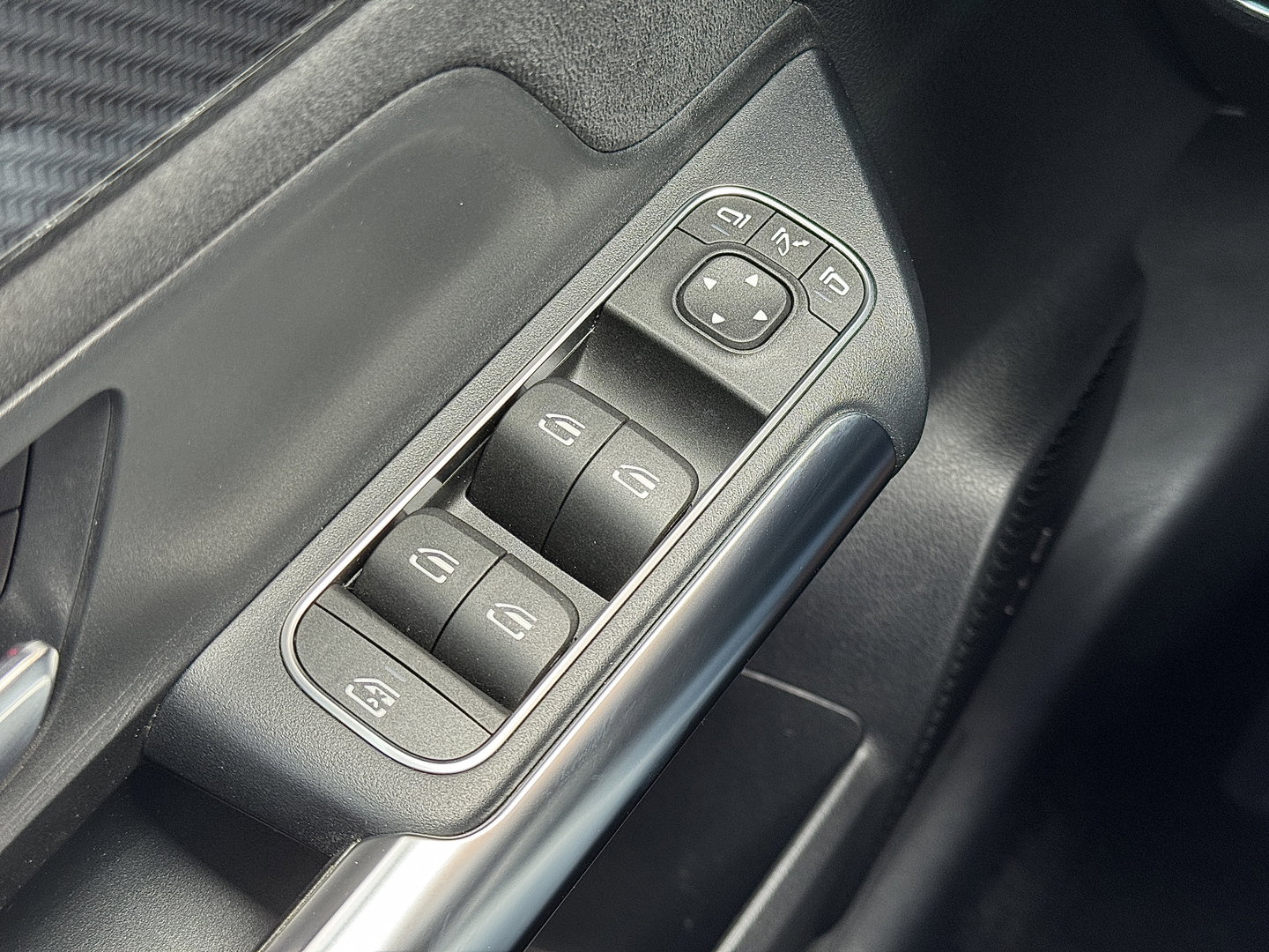 Mercedes-Benz GLA 200 Business Solution AMG | Origineel Nederlands | 1e Eigenaar | Panoramadak | Elektrische Trekhaak | Multibeam Led | Camera | Memory Seats | Stoelverwarming |