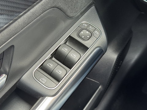 Mercedes-Benz GLA 200 Business Solution AMG | Origineel Nederlands | 1e Eigenaar | Panoramadak | Elektrische Trekhaak | Multibeam Led | Camera | Memory Seats | Stoelverwarming |