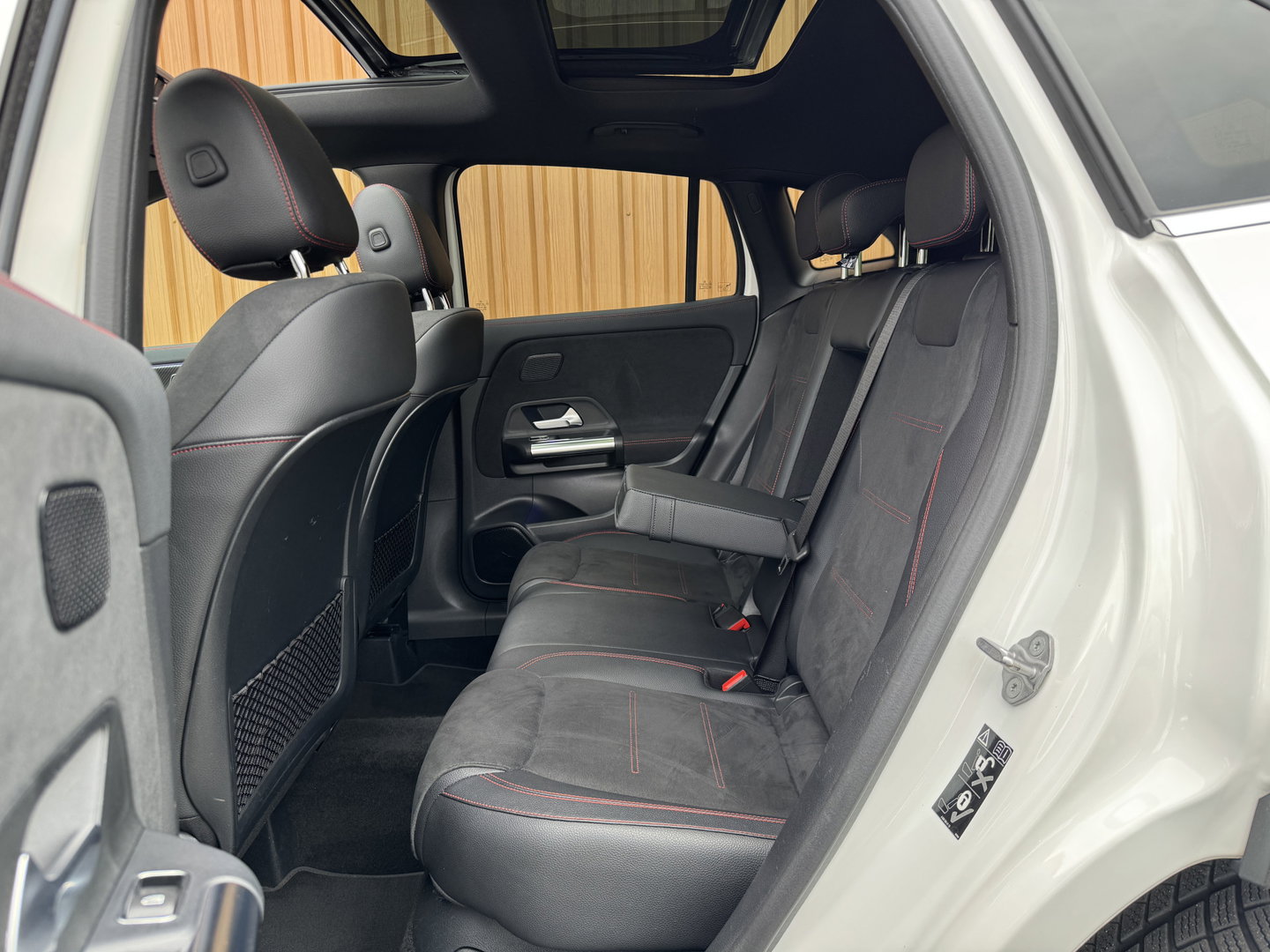 Mercedes-Benz GLA 200 Business Solution AMG | Origineel Nederlands | 1e Eigenaar | Panoramadak | Elektrische Trekhaak | Multibeam Led | Camera | Memory Seats | Stoelverwarming |