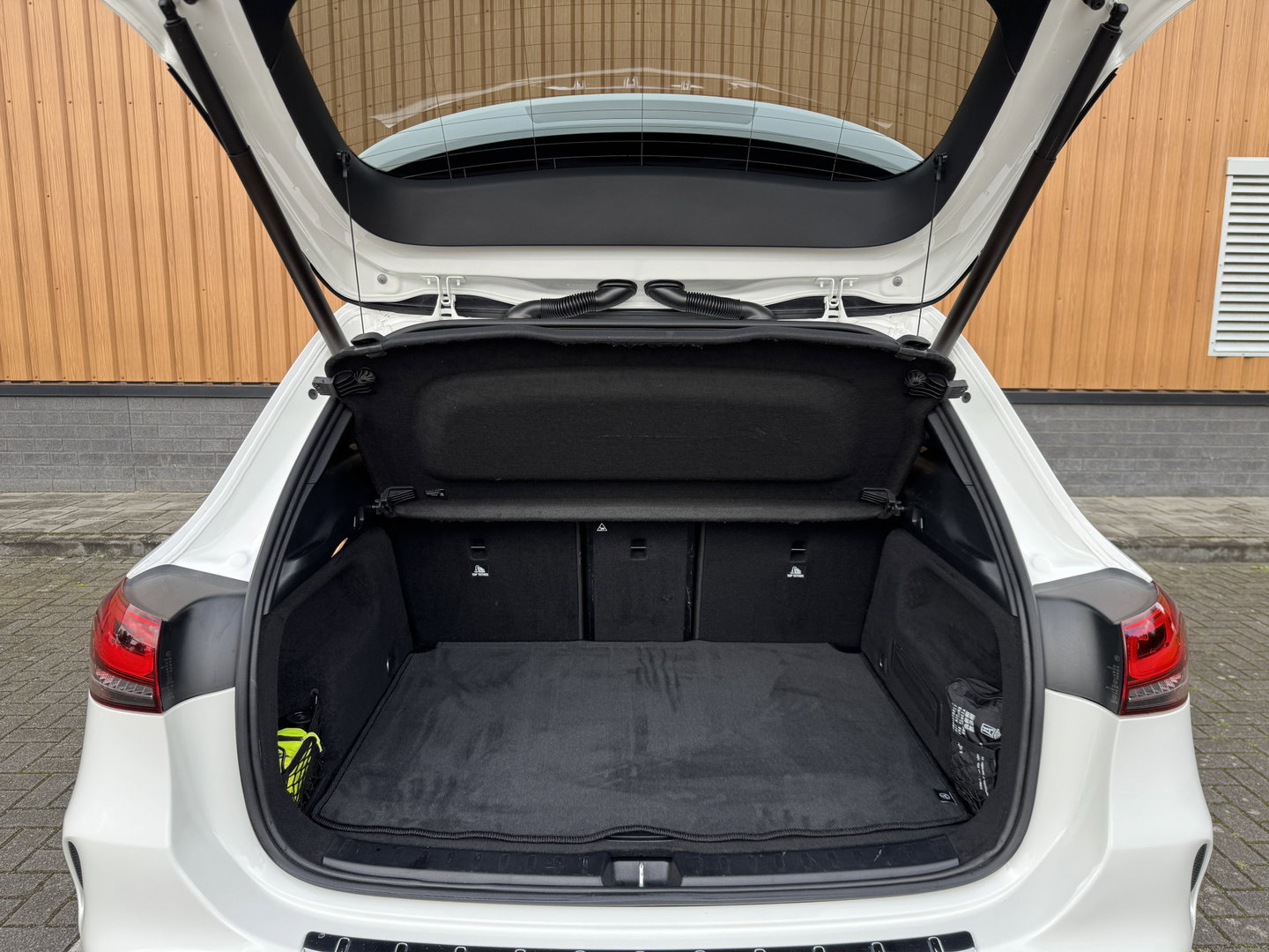 Mercedes-Benz GLA 200 Business Solution AMG | Origineel Nederlands | 1e Eigenaar | Panoramadak | Elektrische Trekhaak | Multibeam Led | Camera | Memory Seats | Stoelverwarming |
