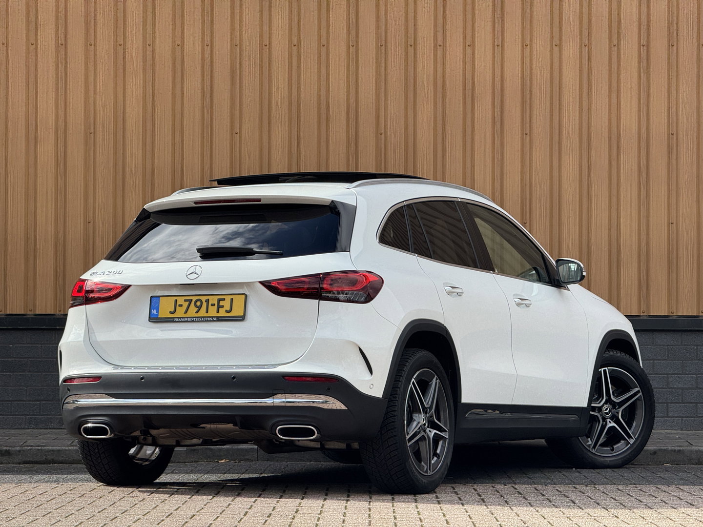 Mercedes-Benz GLA 200 Business Solution AMG | Origineel Nederlands | 1e Eigenaar | Panoramadak | Elektrische Trekhaak | Multibeam Led | Camera | Memory Seats | Stoelverwarming |