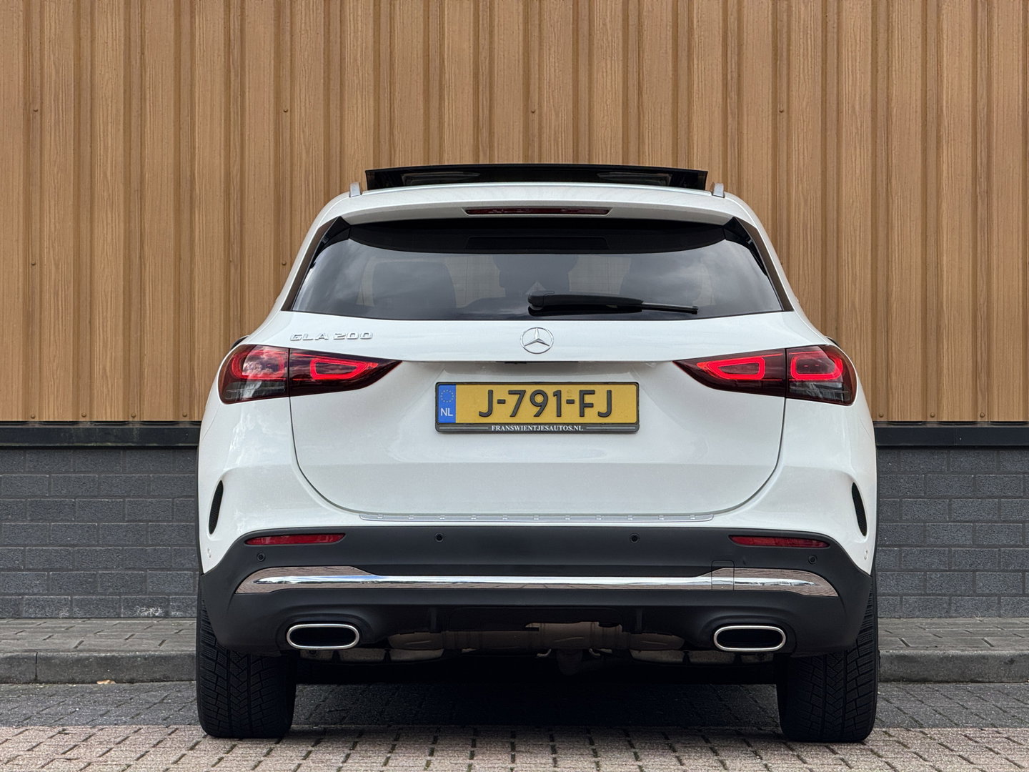 Mercedes-Benz GLA 200 Business Solution AMG | Origineel Nederlands | 1e Eigenaar | Panoramadak | Elektrische Trekhaak | Multibeam Led | Camera | Memory Seats | Stoelverwarming |