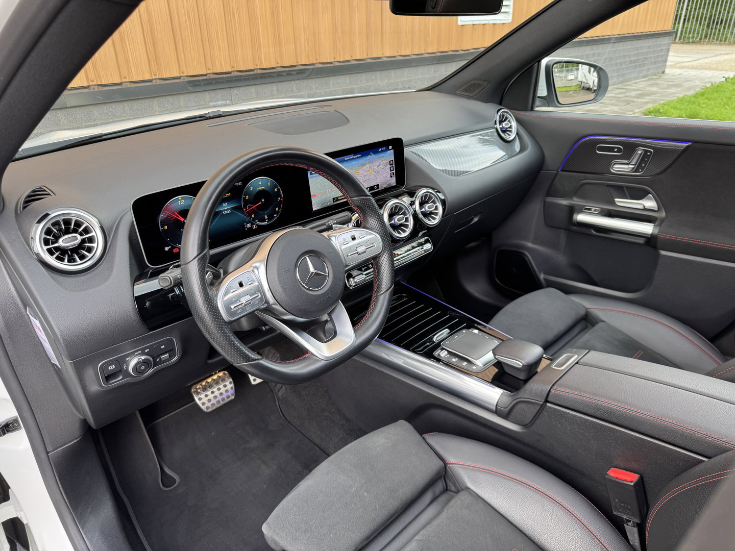 Mercedes-Benz GLA 200 Business Solution AMG | Origineel Nederlands | 1e Eigenaar | Panoramadak | Elektrische Trekhaak | Multibeam Led | Camera | Memory Seats | Stoelverwarming |