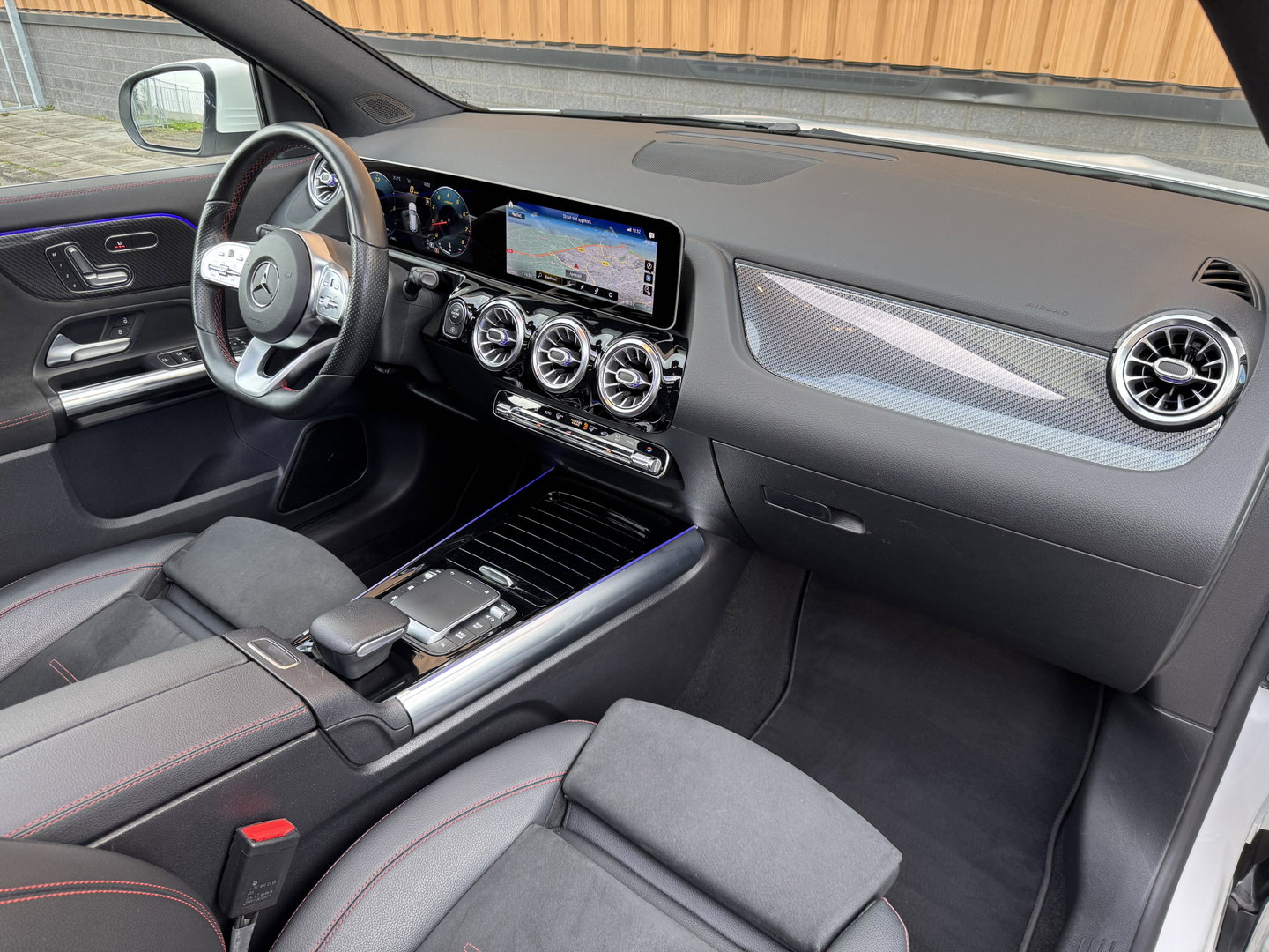 Mercedes-Benz GLA 200 Business Solution AMG | Origineel Nederlands | 1e Eigenaar | Panoramadak | Elektrische Trekhaak | Multibeam Led | Camera | Memory Seats | Stoelverwarming |