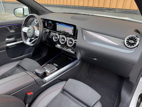 Mercedes-Benz GLA 200 Business Solution AMG | Origineel Nederlands | 1e Eigenaar | Panoramadak | Elektrische Trekhaak | Multibeam Led | Camera | Memory Seats | Stoelverwarming |