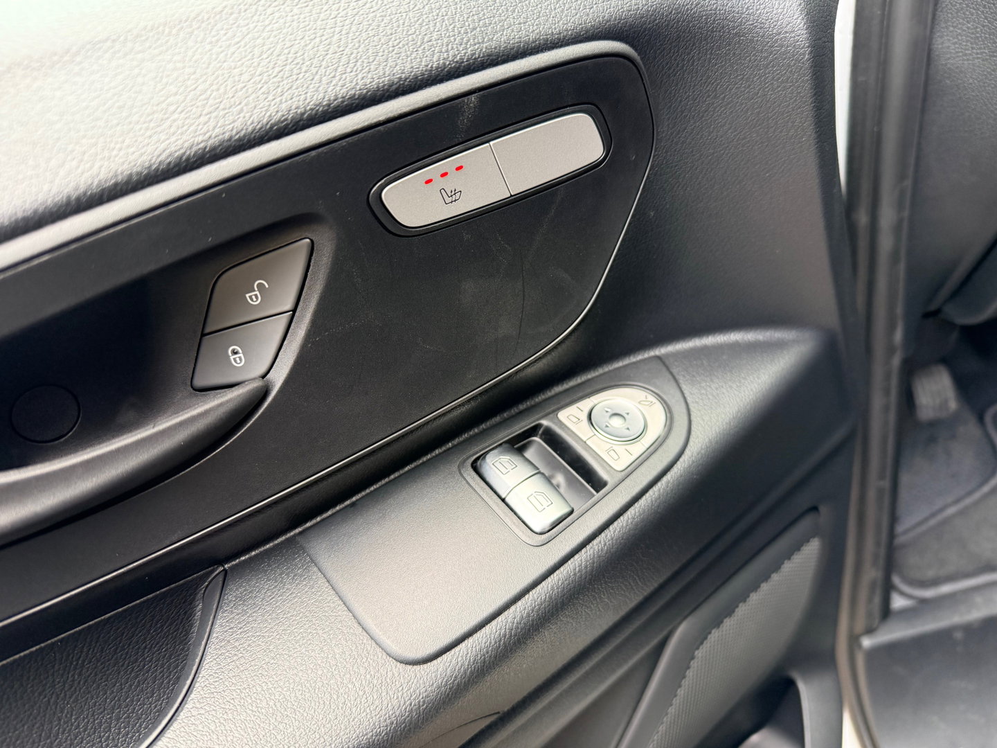 Mercedes-Benz eVito 112 66 kWh SoH 97,6 % AC + DC Snelladen L2 Lang - LM - Camera - 3 Zits - Betimmerd