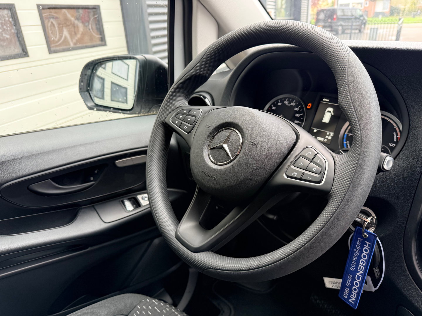 Mercedes-Benz eVito 112 66 kWh SoH 97,6 % AC + DC Snelladen L2 Lang - LM - Camera - 3 Zits - Betimmerd