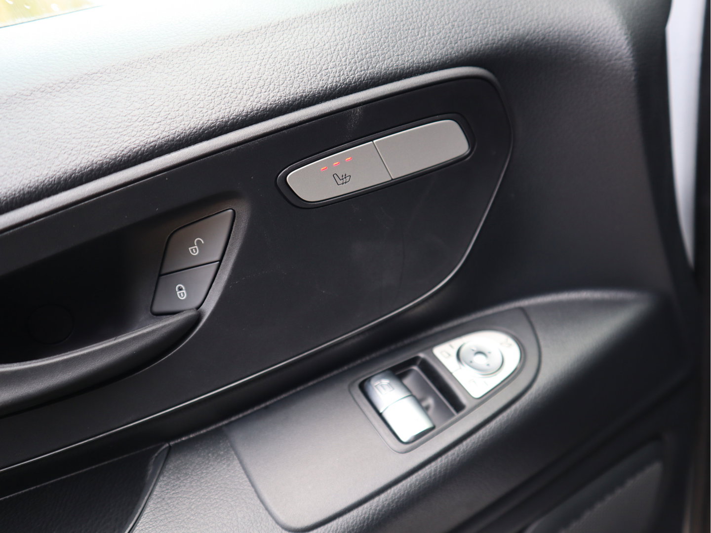 Mercedes-Benz eVito 112 66 kWh SoH 97,6 % AC + DC Snelladen L2 Lang - LM - Camera - 3 Zits - Betimmerd