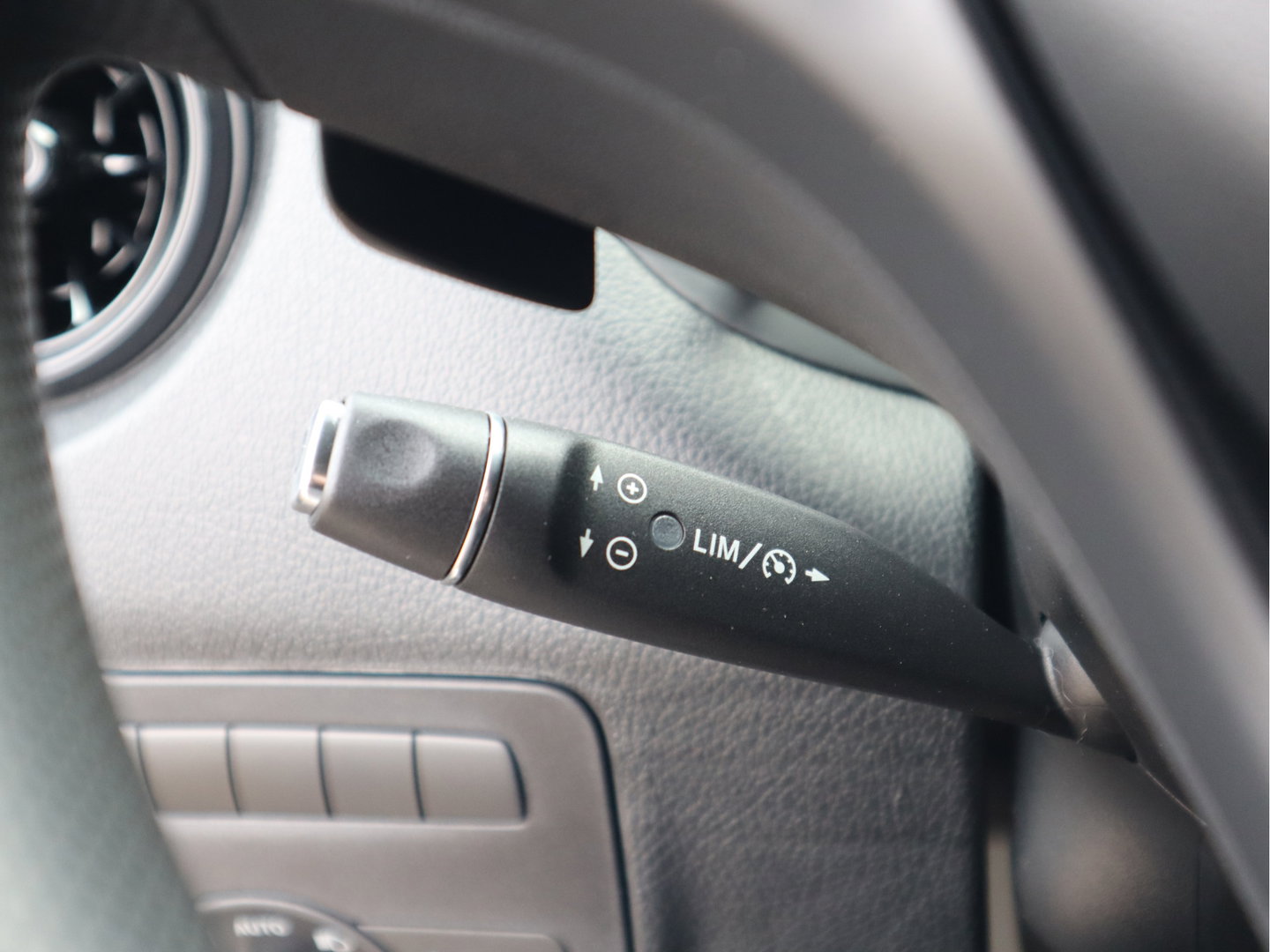 Mercedes-Benz eVito 112 66 kWh SoH 97,6 % AC + DC Snelladen L2 Lang - LM - Camera - 3 Zits - Betimmerd