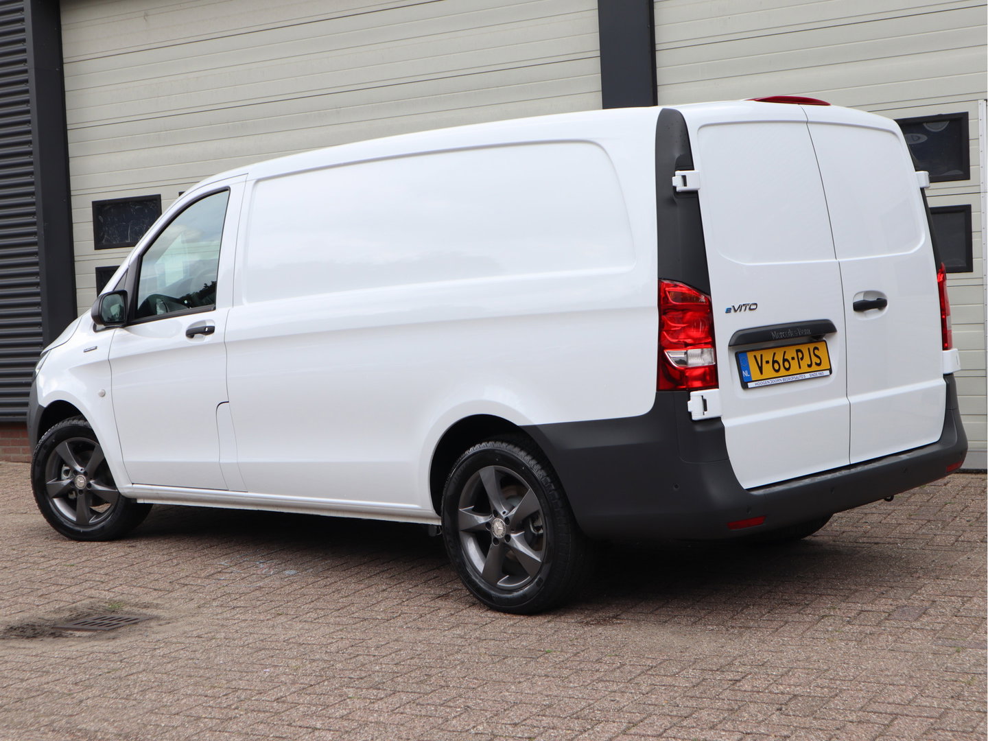 Mercedes-Benz eVito 112 66 kWh SoH 97,6 % AC + DC Snelladen L2 Lang - LM - Camera - 3 Zits - Betimmerd