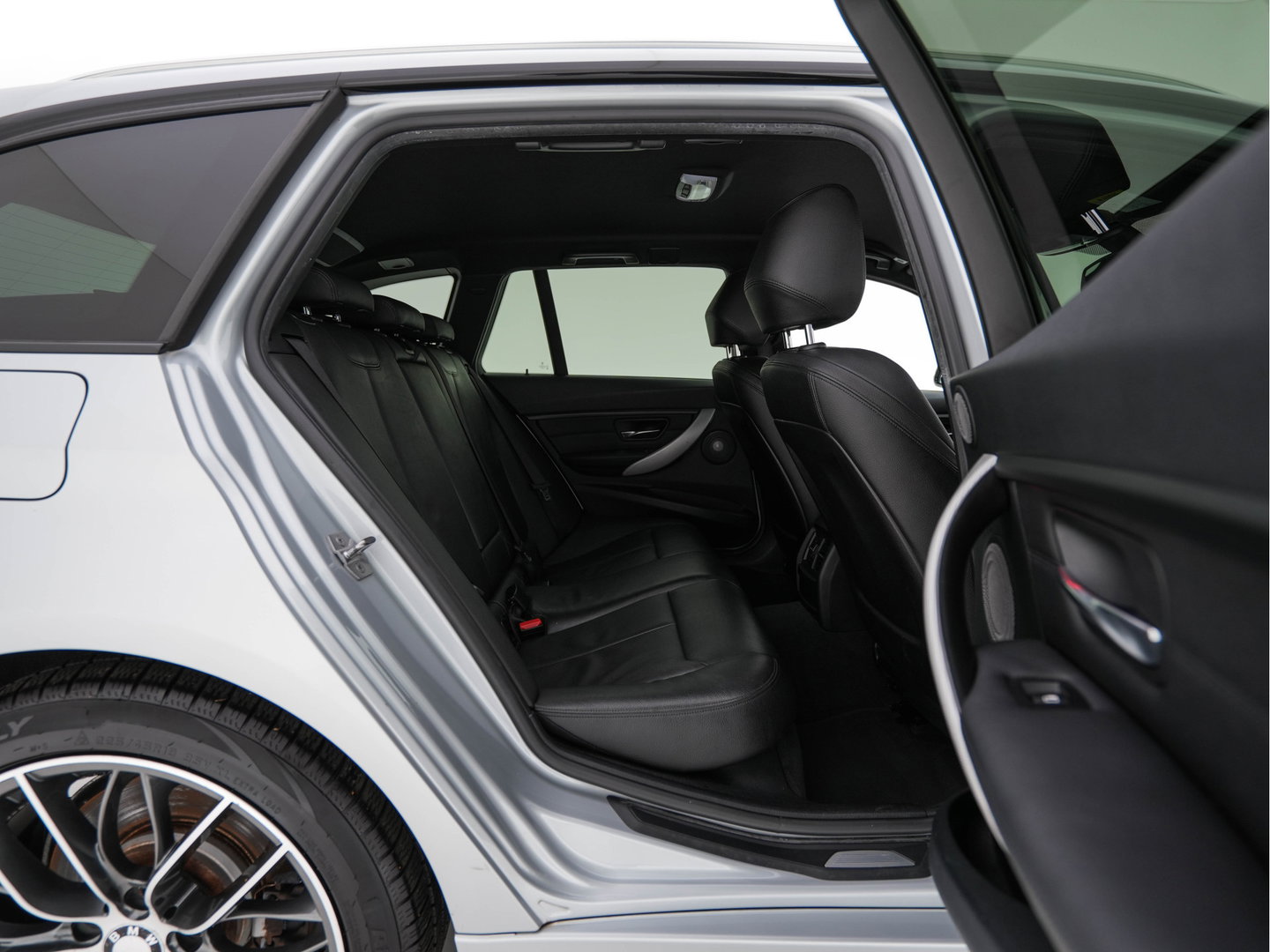 BMW 3 Serie Touring 330d xDrive M-Aerodynamica-Pack High-Executive Aut * LEATHER | NAVI-FULLMAP | XENON | HEATED-SPORTSEATS | SHIFT-PADDLES | PDC | PRIVACY-GLASS | KEYLESS | CAMERA | TOWBAR | 18''ALU*