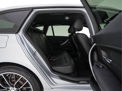BMW 3 Serie Touring 330d xDrive M-Aerodynamica-Pack High-Executive Aut * LEATHER | NAVI-FULLMAP | XENON | HEATED-SPORTSEATS | SHIFT-PADDLES | PDC | PRIVACY-GLASS | KEYLESS | CAMERA | TOWBAR | 18''ALU*