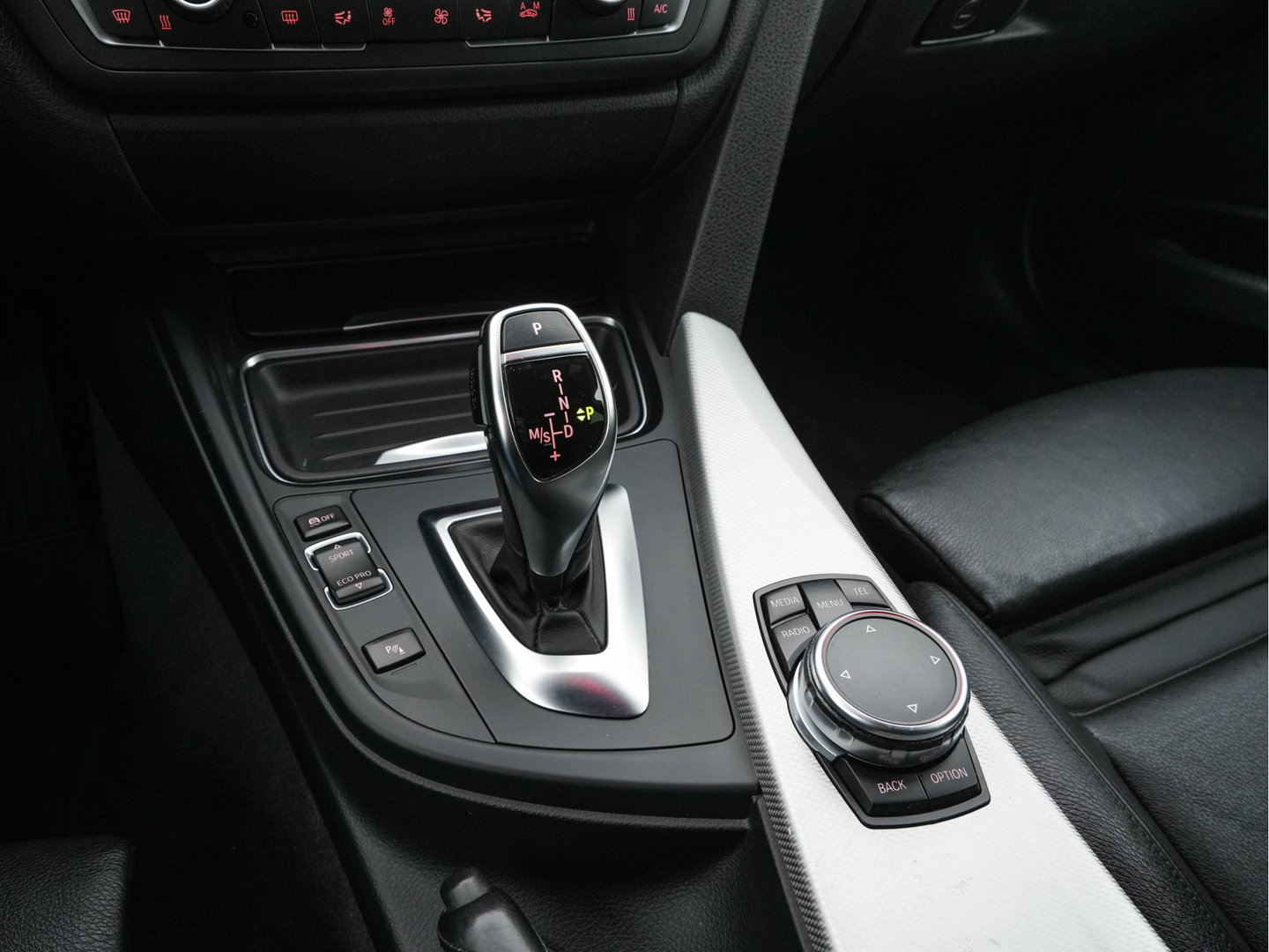 BMW 3 Serie Touring 330d xDrive M-Aerodynamica-Pack High-Executive Aut * LEATHER | NAVI-FULLMAP | XENON | HEATED-SPORTSEATS | SHIFT-PADDLES | PDC | PRIVACY-GLASS | KEYLESS | CAMERA | TOWBAR | 18''ALU*