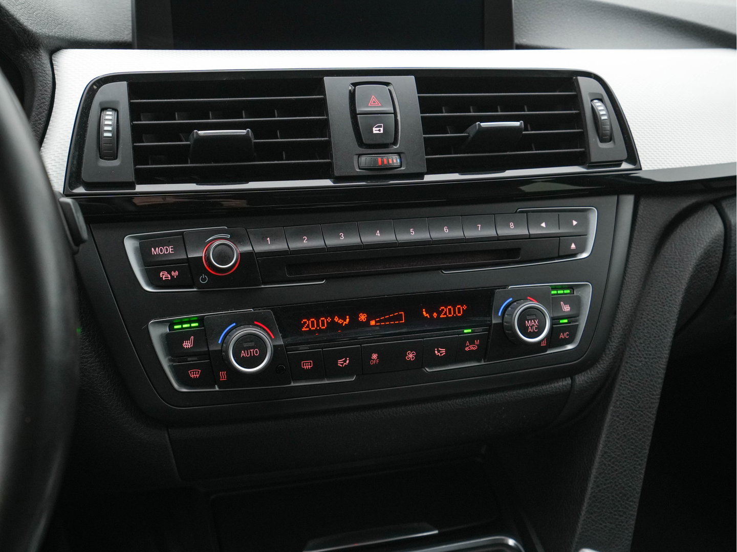 BMW 3 Serie Touring 330d xDrive M-Aerodynamica-Pack High-Executive Aut * LEATHER | NAVI-FULLMAP | XENON | HEATED-SPORTSEATS | SHIFT-PADDLES | PDC | PRIVACY-GLASS | KEYLESS | CAMERA | TOWBAR | 18''ALU*