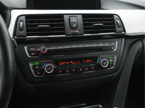 BMW 3 Serie Touring 330d xDrive M-Aerodynamica-Pack High-Executive Aut * LEATHER | NAVI-FULLMAP | XENON | HEATED-SPORTSEATS | SHIFT-PADDLES | PDC | PRIVACY-GLASS | KEYLESS | CAMERA | TOWBAR | 18''ALU*