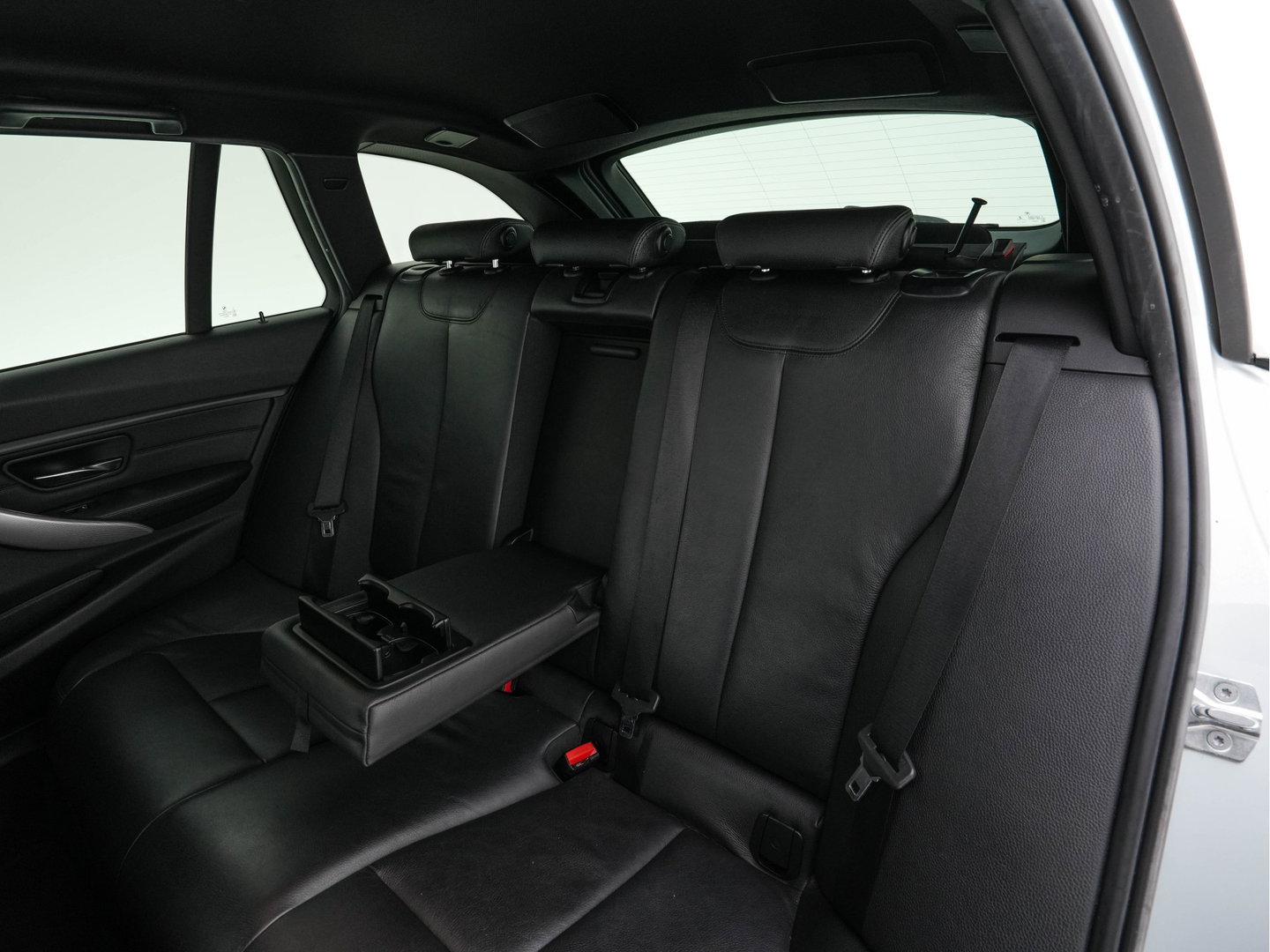 BMW 3 Serie Touring 330d xDrive M-Aerodynamica-Pack High-Executive Aut * LEATHER | NAVI-FULLMAP | XENON | HEATED-SPORTSEATS | SHIFT-PADDLES | PDC | PRIVACY-GLASS | KEYLESS | CAMERA | TOWBAR | 18''ALU*