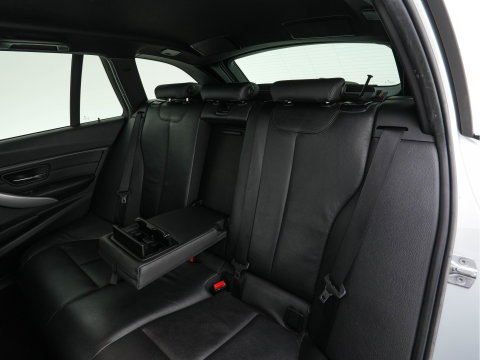 BMW 3 Serie Touring 330d xDrive M-Aerodynamica-Pack High-Executive Aut * LEATHER | NAVI-FULLMAP | XENON | HEATED-SPORTSEATS | SHIFT-PADDLES | PDC | PRIVACY-GLASS | KEYLESS | CAMERA | TOWBAR | 18''ALU*