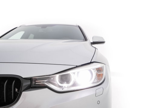 BMW 3 Serie Touring 330d xDrive M-Aerodynamica-Pack High-Executive Aut * LEATHER | NAVI-FULLMAP | XENON | HEATED-SPORTSEATS | SHIFT-PADDLES | PDC | PRIVACY-GLASS | KEYLESS | CAMERA | TOWBAR | 18''ALU*