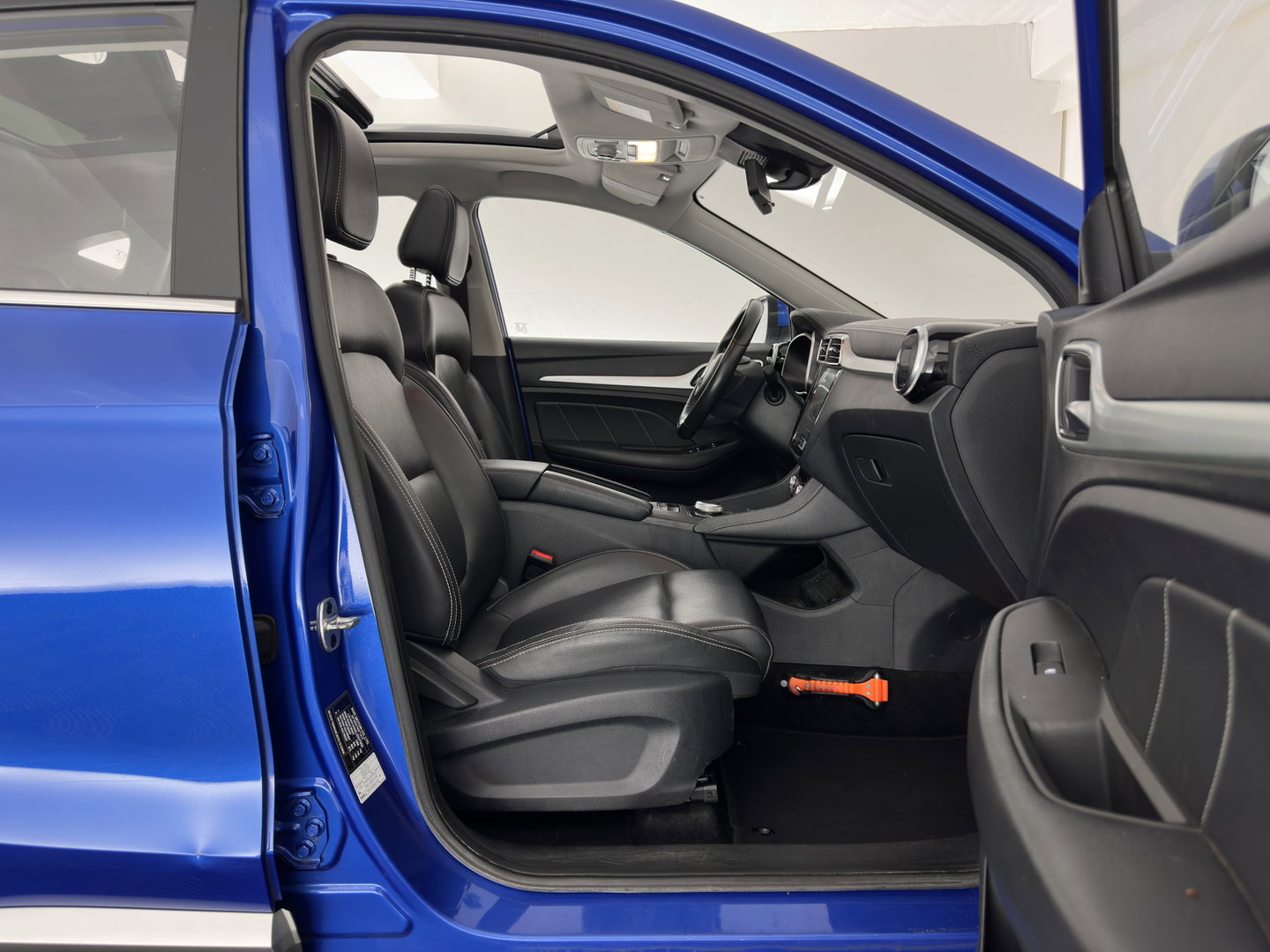 MG ZS EV Luxury 45 kWh (INCL-BTW) Aut. *PANO | LEATHER | CCS-FASTLOADER | KEYLESS | NAVI-FULLMAP | ADAPTIVE-CRUISE | CAMERA | HEATED-SPORTSEATS | CARPLAY | BLINDSPOT | DAB | LANE-ASSIST | 17''ALU*