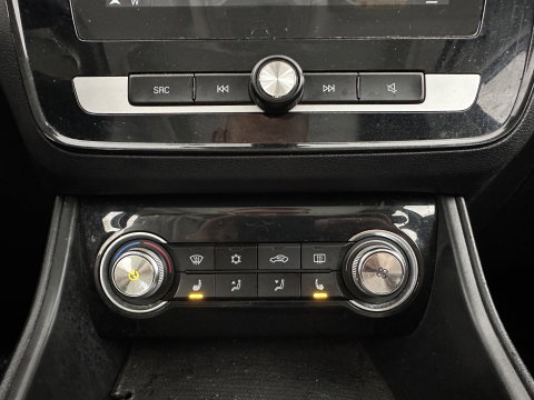 MG ZS EV Luxury 45 kWh (INCL-BTW) Aut. *PANO | LEATHER | CCS-FASTLOADER | KEYLESS | NAVI-FULLMAP | ADAPTIVE-CRUISE | CAMERA | HEATED-SPORTSEATS | CARPLAY | BLINDSPOT | DAB | LANE-ASSIST | 17''ALU*
