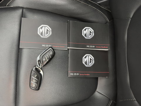 MG ZS EV Luxury 45 kWh (INCL-BTW) Aut. *PANO | LEATHER | CCS-FASTLOADER | KEYLESS | NAVI-FULLMAP | ADAPTIVE-CRUISE | CAMERA | HEATED-SPORTSEATS | CARPLAY | BLINDSPOT | DAB | LANE-ASSIST | 17''ALU*