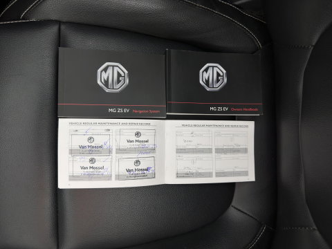 MG ZS EV Luxury 45 kWh (INCL-BTW) Aut. *PANO | LEATHER | CCS-FASTLOADER | KEYLESS | NAVI-FULLMAP | ADAPTIVE-CRUISE | CAMERA | HEATED-SPORTSEATS | CARPLAY | BLINDSPOT | DAB | LANE-ASSIST | 17''ALU*