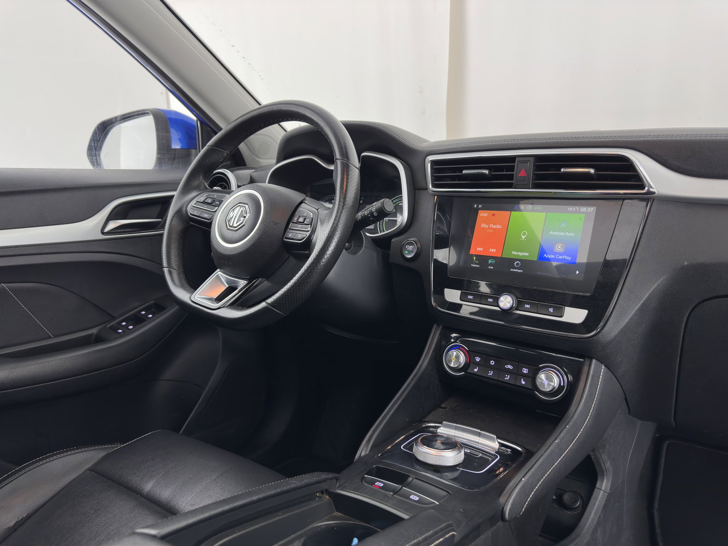 MG ZS EV Luxury 45 kWh (INCL-BTW) Aut. *PANO | LEATHER | CCS-FASTLOADER | KEYLESS | NAVI-FULLMAP | ADAPTIVE-CRUISE | CAMERA | HEATED-SPORTSEATS | CARPLAY | BLINDSPOT | DAB | LANE-ASSIST | 17''ALU*