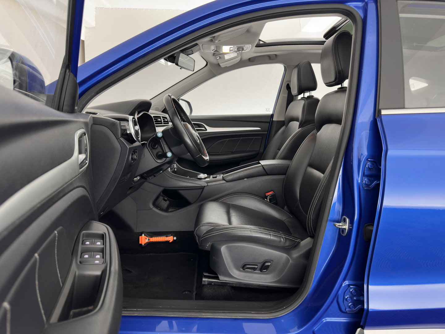 MG ZS EV Luxury 45 kWh (INCL-BTW) Aut. *PANO | LEATHER | CCS-FASTLOADER | KEYLESS | NAVI-FULLMAP | ADAPTIVE-CRUISE | CAMERA | HEATED-SPORTSEATS | CARPLAY | BLINDSPOT | DAB | LANE-ASSIST | 17''ALU*