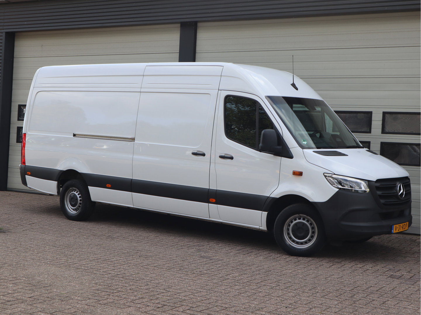 Mercedes-Benz Sprinter 317 CDI Automaat L3H2 Pro - Nieuw Model - LED - Mbux - Camera - Cruise