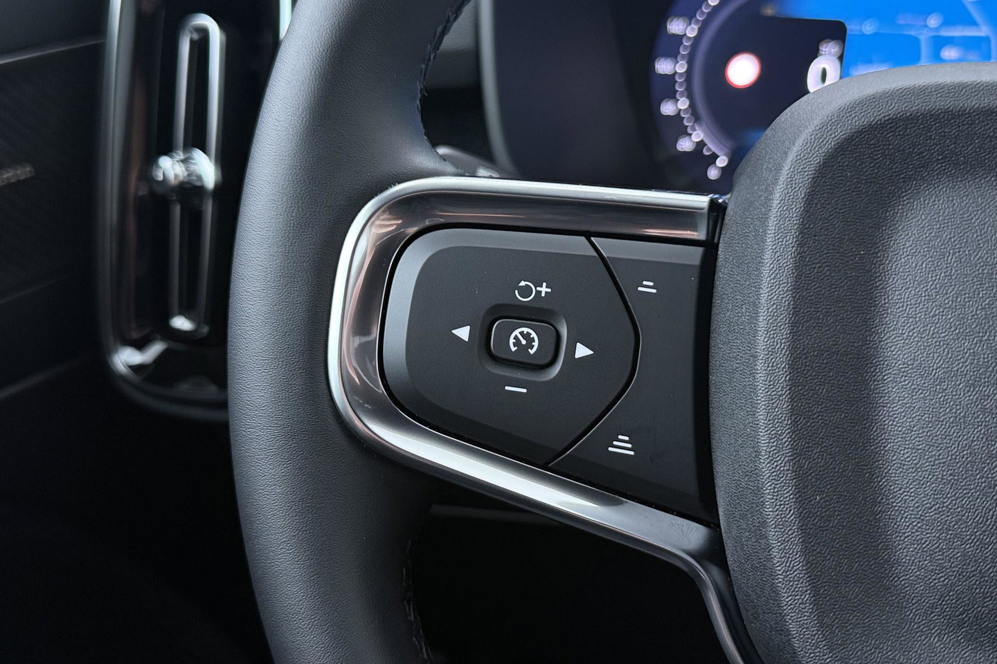 Volvo EX40 Single Motor Extended Range Plus | 82 kWh | Harman/Kardon | 360° Camera | BLIS | Stoel+Stuurverwarming | ACC