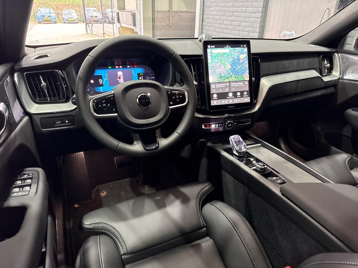 Volvo XC60 T6 Ultra Black Edition | 22 Inch | Luchtvering | Bowers & Wilkins | 360° Camera | Stoelventilatie