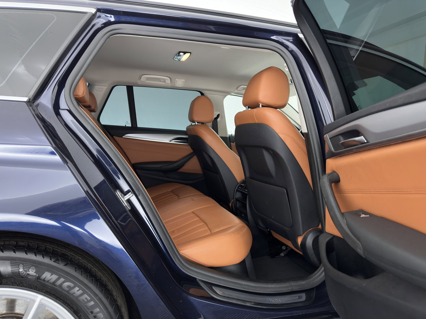 BMW 5 Serie Touring 520d Executive Aut. *LEATHER | FULL-LED | NAVI-FULLMAP | COMFORT-SEATS | PRIVACY-GLASS | ECC | PDC | CRUISE | 17''ALU*