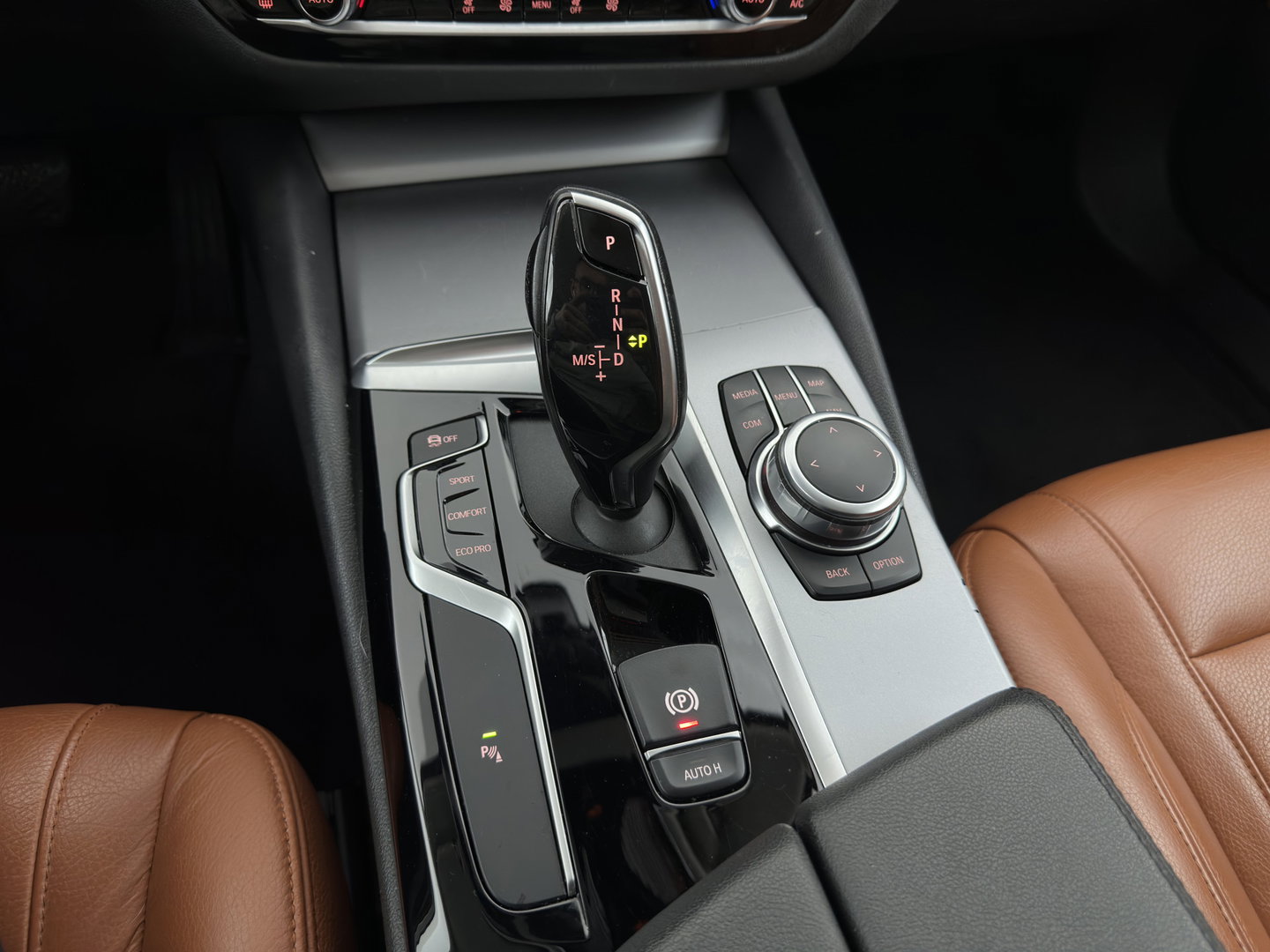 BMW 5 Serie Touring 520d Executive Aut. *LEATHER | FULL-LED | NAVI-FULLMAP | COMFORT-SEATS | PRIVACY-GLASS | ECC | PDC | CRUISE | 17''ALU*