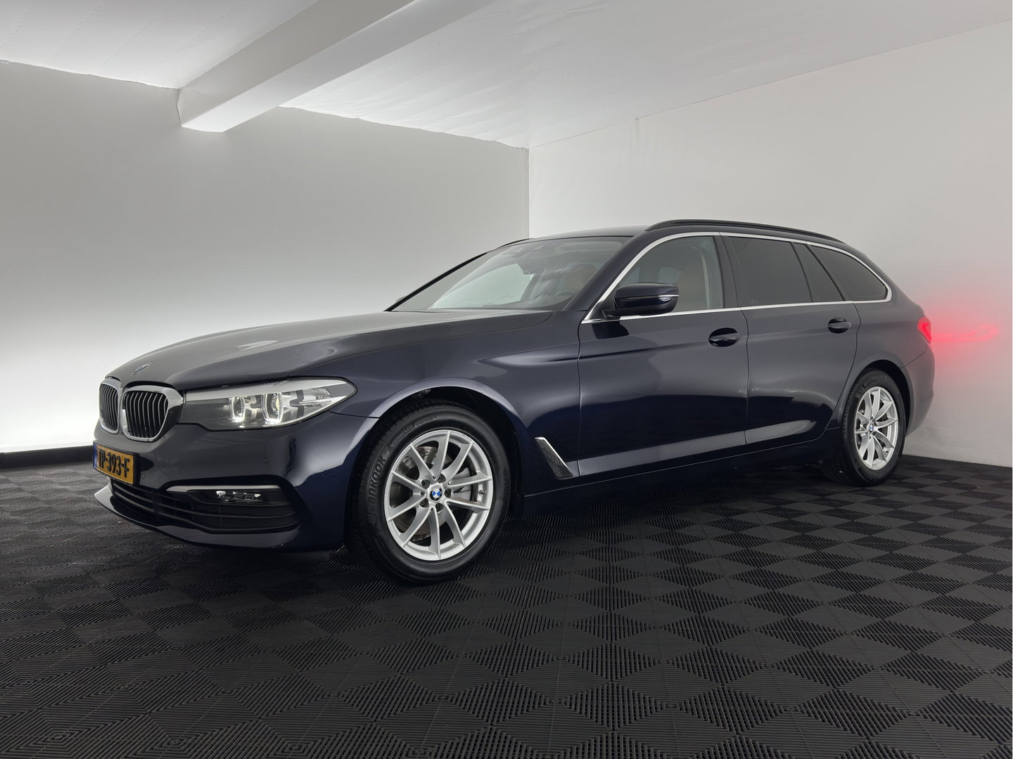 BMW 5 Serie Touring 520d Executive Aut. *LEATHER | FULL-LED | NAVI-FULLMAP | COMFORT-SEATS | PRIVACY-GLASS | ECC | PDC | CRUISE | 17''ALU*