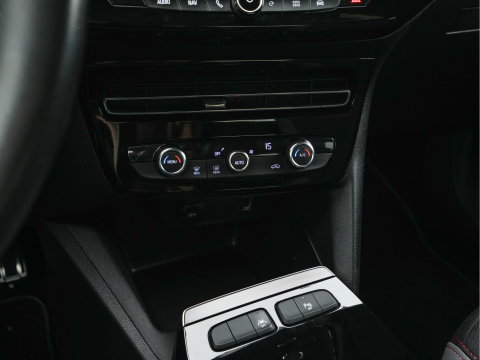 Opel Mokka Electric Level 4 50 kWh [3-Fase-11kW] {SoH-95%} (INCL.BTW) Aut. *HEATPUMP | LEATHER-FABRIC | DIGI-COCKPIT | FULL-LED | CAMERA | COMFORTSEATS | KEYLESS | DAB+ | ECC | CRUISE | 17''ALU*