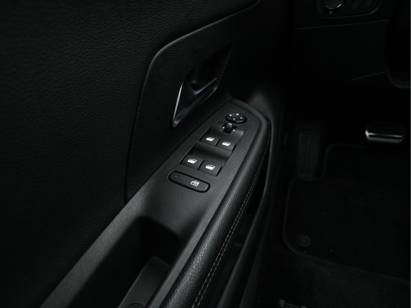 Opel Mokka Electric Level 4 50 kWh [3-Fase-11kW] {SoH-95%} (INCL.BTW) Aut. *HEATPUMP | LEATHER-FABRIC | DIGI-COCKPIT | FULL-LED | CAMERA | COMFORTSEATS | KEYLESS | DAB+ | ECC | CRUISE | 17''ALU*
