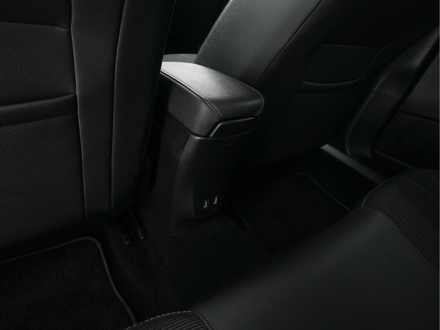 Opel Mokka Electric Level 4 50 kWh [3-Fase-11kW] {SoH-95%} (INCL.BTW) Aut. *HEATPUMP | LEATHER-FABRIC | DIGI-COCKPIT | FULL-LED | CAMERA | COMFORTSEATS | KEYLESS | DAB+ | ECC | CRUISE | 17''ALU*