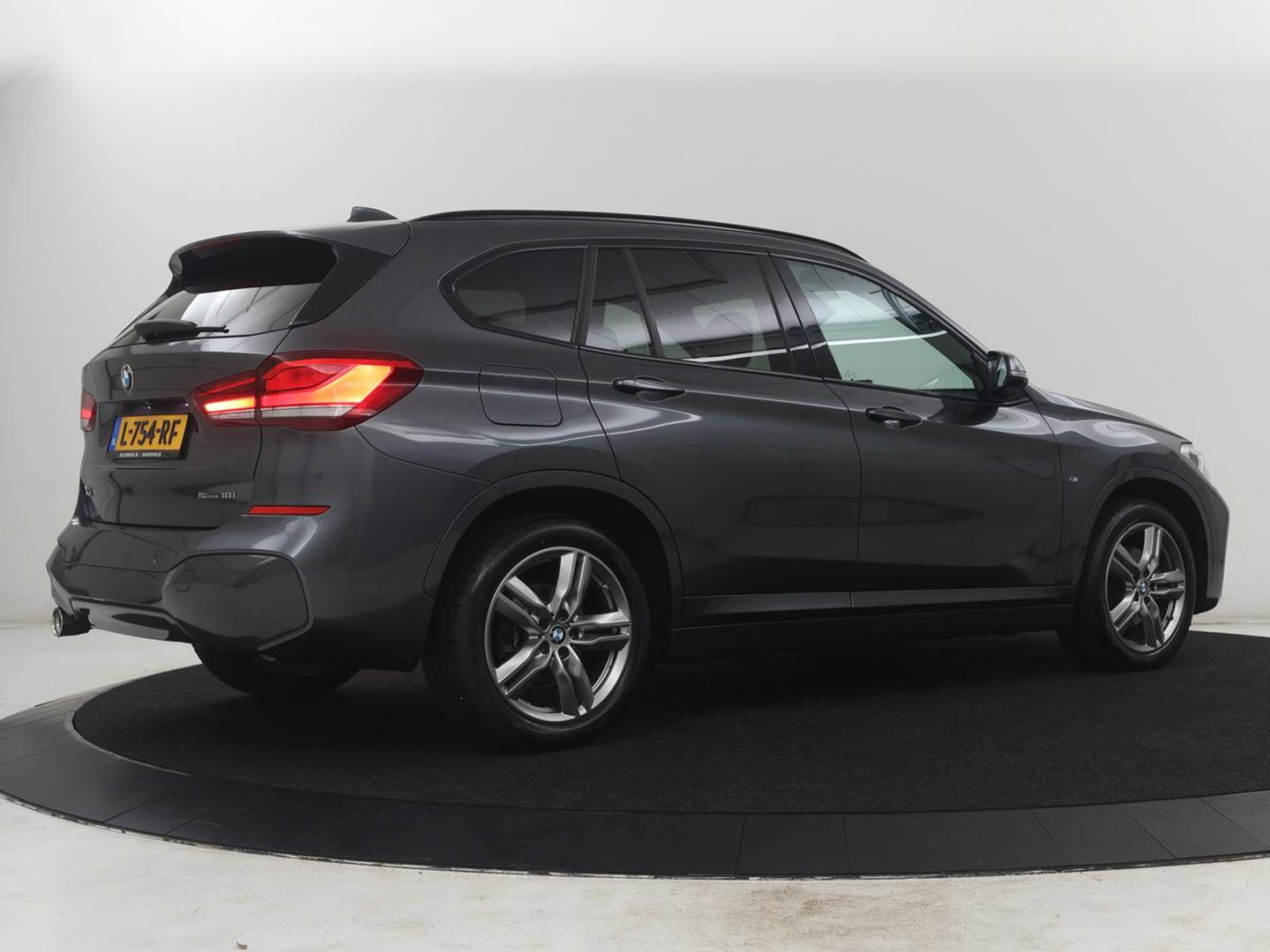 BMW X1 sDrive18i High Executive M-sport | Head-up | Half Leder | Adaptive cruise | Full LED | Climate control | Stoelverwarming | Navigatie | Park assist | Camera |