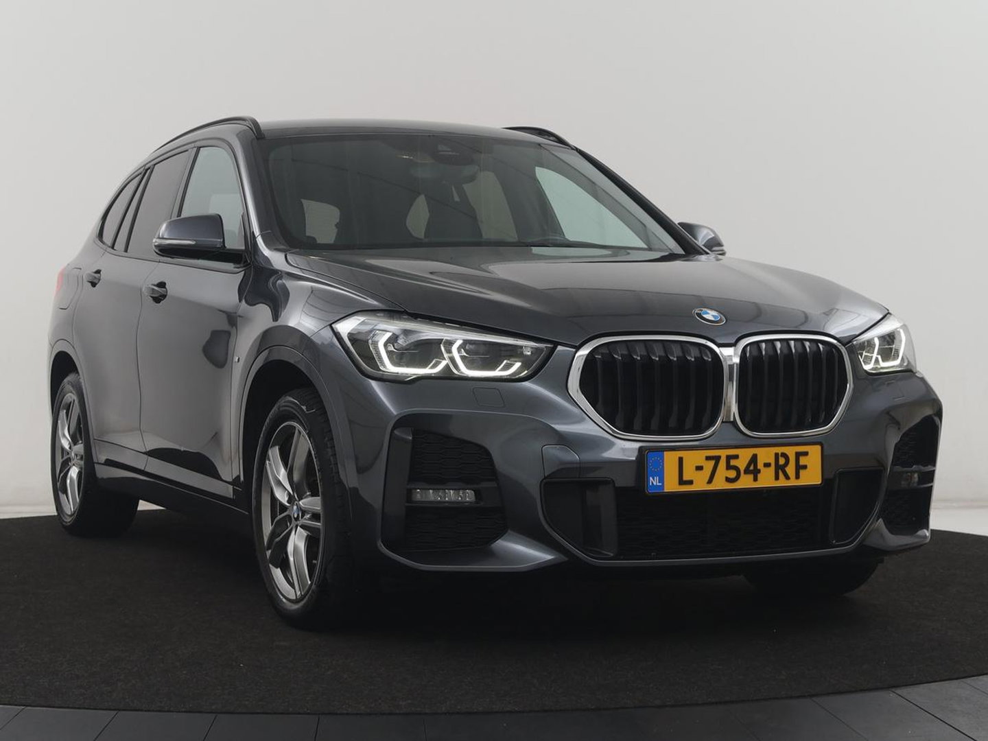 BMW X1 sDrive18i High Executive M-sport | Head-up | Half Leder | Adaptive cruise | Full LED | Climate control | Stoelverwarming | Navigatie | Park assist | Camera |