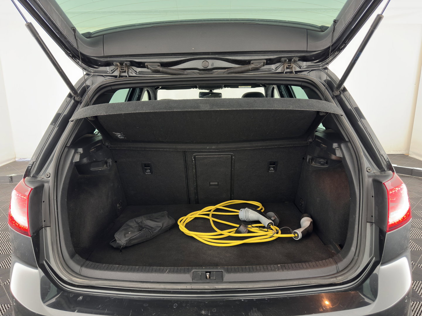 Volkswagen Golf 1.4 TSI GTE (Plug-in) (INCL.BTW) *PANO | FULL-LED | NAVI-FULLMAP | SPORT-SEATS | PRIVACY-GLASS | AMBIENT-LIGHT | SHIFT-PADDLES | ECC | PDC | CRUISE | 17''ALU*