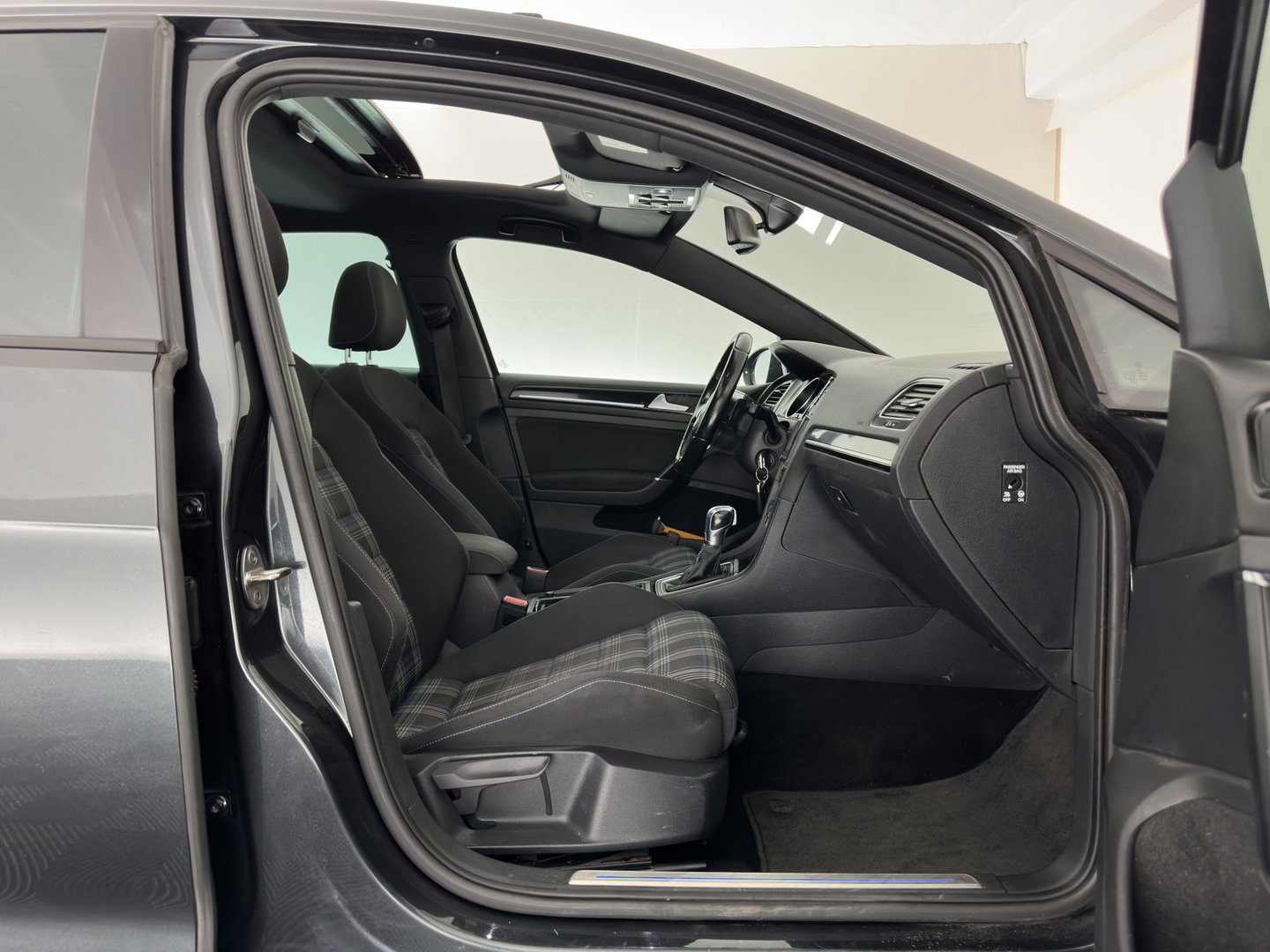 Volkswagen Golf 1.4 TSI GTE (Plug-in) (INCL.BTW) *PANO | FULL-LED | NAVI-FULLMAP | SPORT-SEATS | PRIVACY-GLASS | AMBIENT-LIGHT | SHIFT-PADDLES | ECC | PDC | CRUISE | 17''ALU*