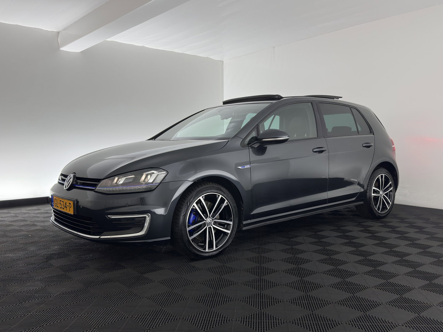 Volkswagen Golf 1.4 TSI GTE (Plug-in) (INCL.BTW) *PANO | FULL-LED | NAVI-FULLMAP | SPORT-SEATS | PRIVACY-GLASS | AMBIENT-LIGHT | SHIFT-PADDLES | ECC | PDC | CRUISE | 17''ALU*