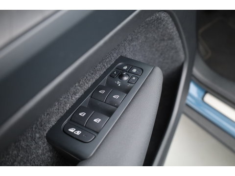 Volvo XC40 1.5 T5 Plug-in hybrid Plus Dark | Leer | ACC | Blis (dodehoek) | Harman & Kardon | Stoel + stuurverw. | verw. voorruit |