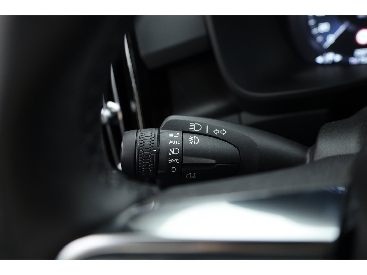 Volvo XC40 1.5 T5 Plug-in hybrid Plus Dark | Leer | ACC | Blis (dodehoek) | Harman & Kardon | Stoel + stuurverw. | verw. voorruit |