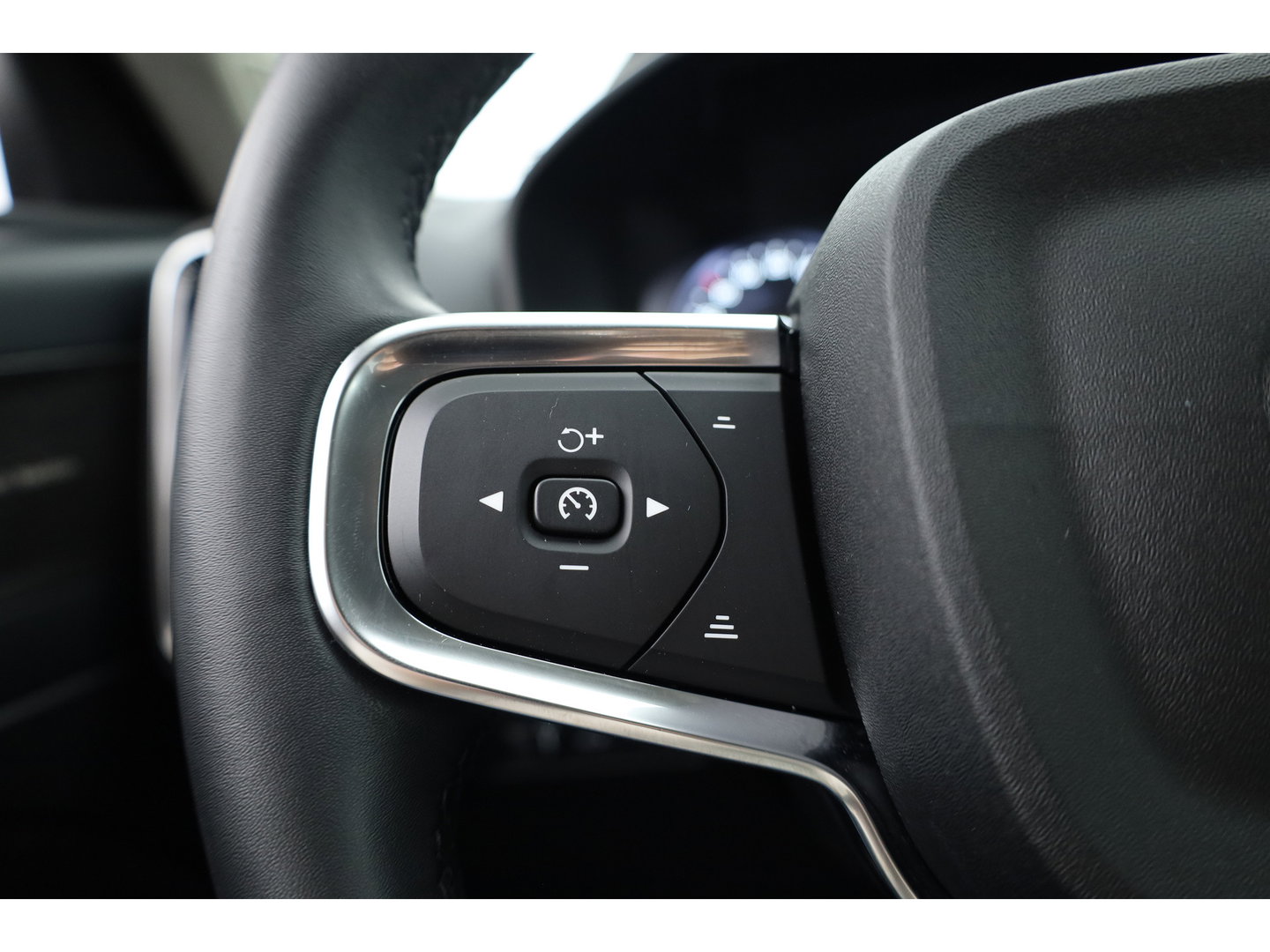 Volvo XC40 1.5 T5 Plug-in hybrid Plus Dark | Leer | ACC | Blis (dodehoek) | Harman & Kardon | Stoel + stuurverw. | verw. voorruit |