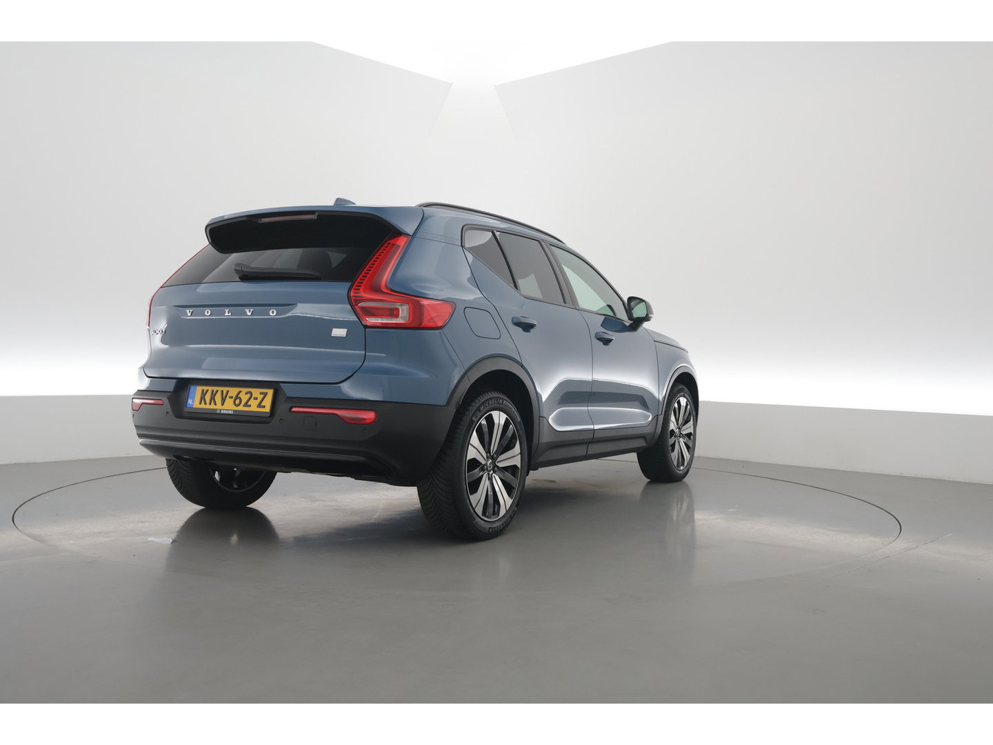 Volvo XC40 1.5 T5 Plug-in hybrid Plus Dark | Leer | ACC | Blis (dodehoek) | Harman & Kardon | Stoel + stuurverw. | verw. voorruit |