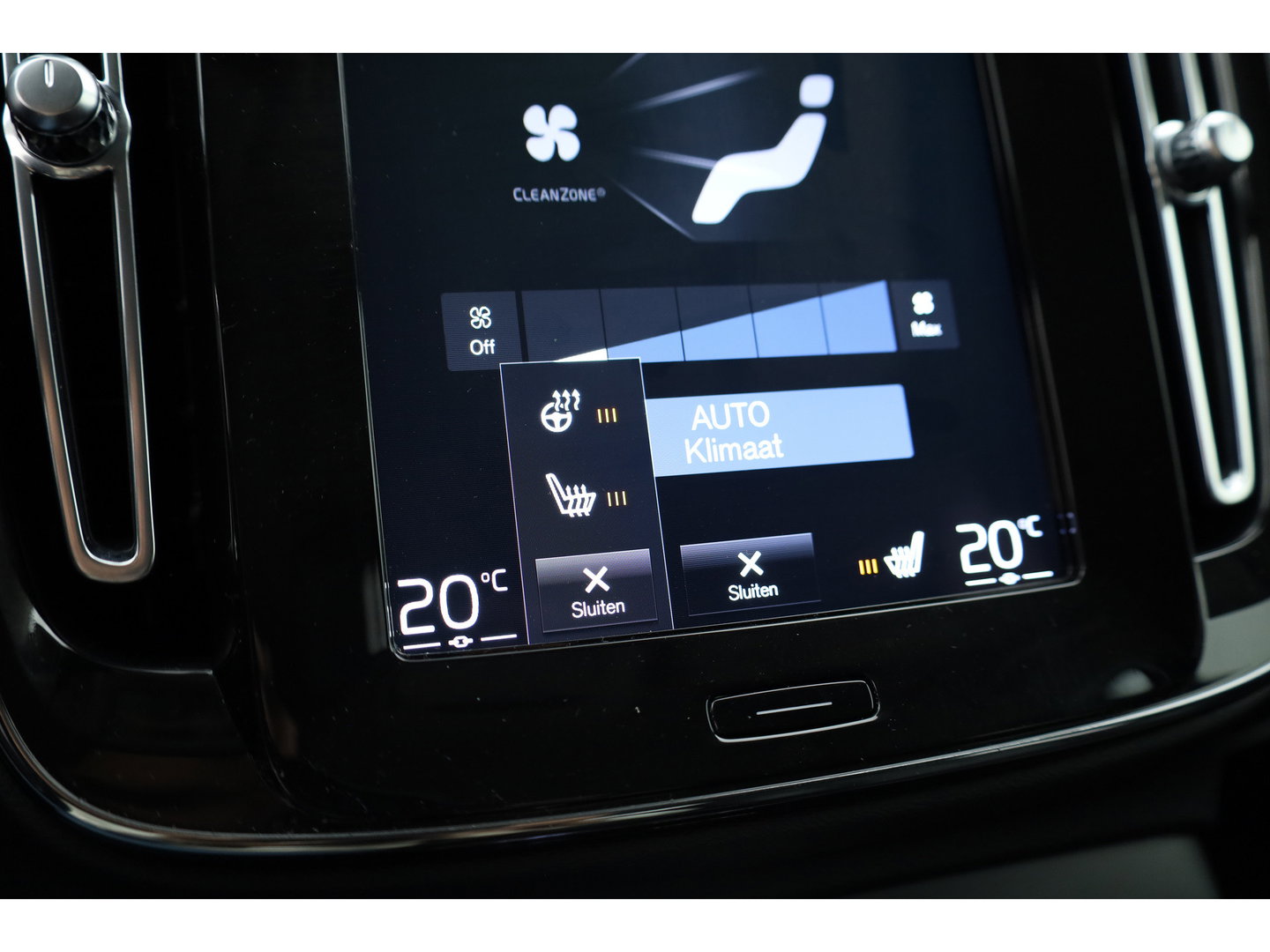 Volvo XC40 1.5 T5 Plug-in hybrid Plus Dark | Leer | ACC | Blis (dodehoek) | Harman & Kardon | Stoel + stuurverw. | verw. voorruit |