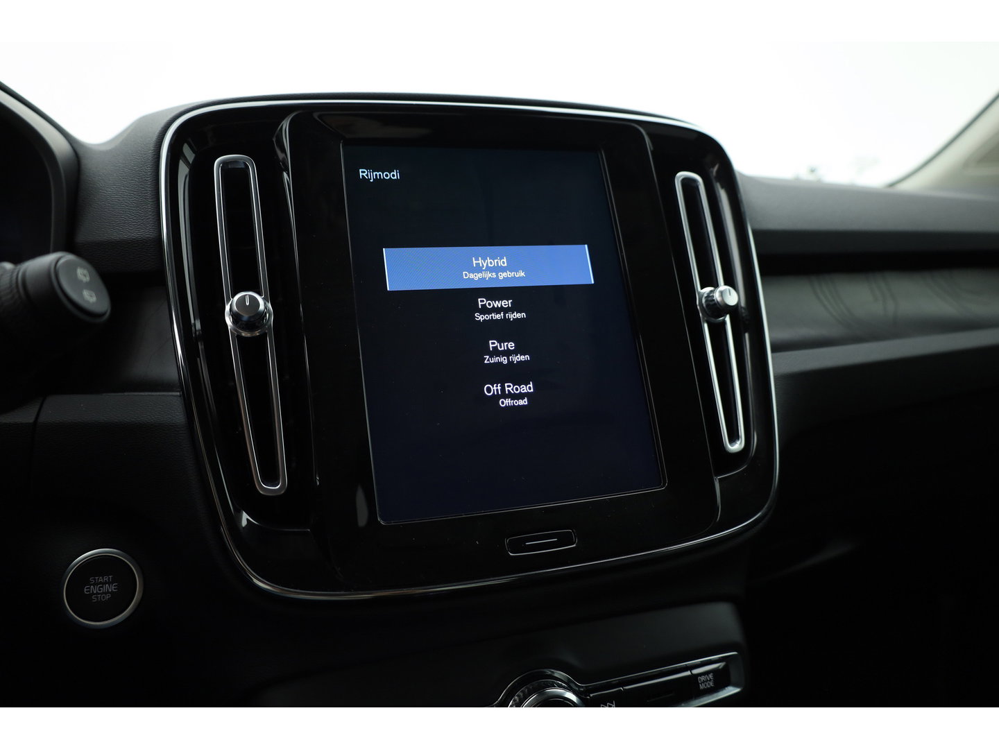 Volvo XC40 1.5 T5 Plug-in hybrid Plus Dark | Leer | ACC | Blis (dodehoek) | Harman & Kardon | Stoel + stuurverw. | verw. voorruit |