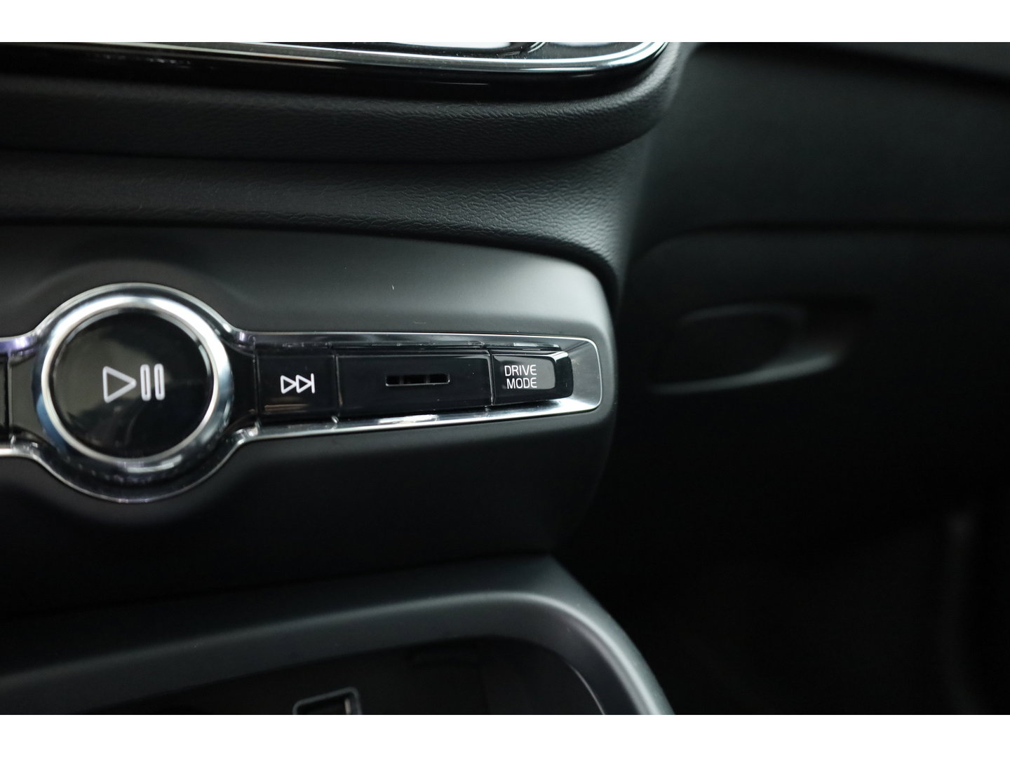 Volvo XC40 1.5 T5 Plug-in hybrid Plus Dark | Leer | ACC | Blis (dodehoek) | Harman & Kardon | Stoel + stuurverw. | verw. voorruit |